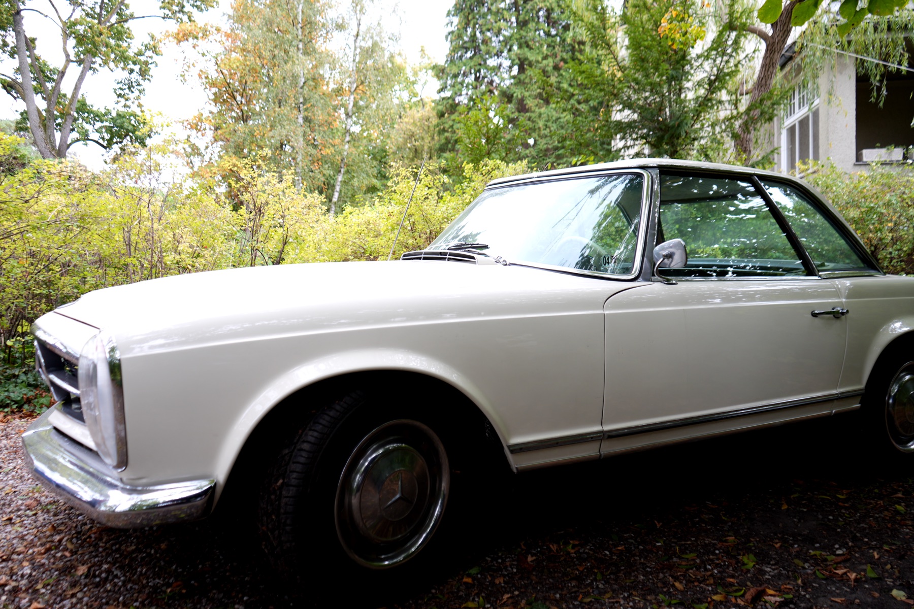 1967 Mercedes-Benz 230 SL Pagoda, front three-quarter